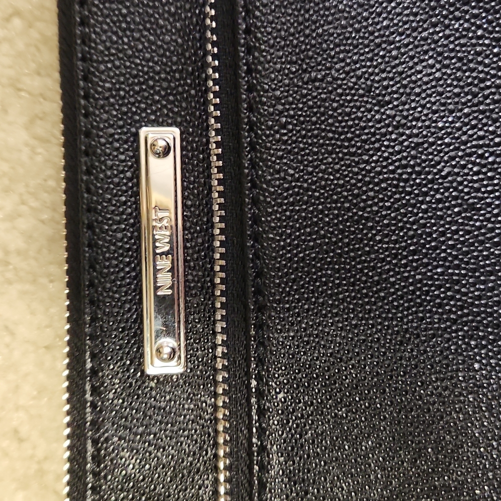 Black wristlet - Picture 2 of 4